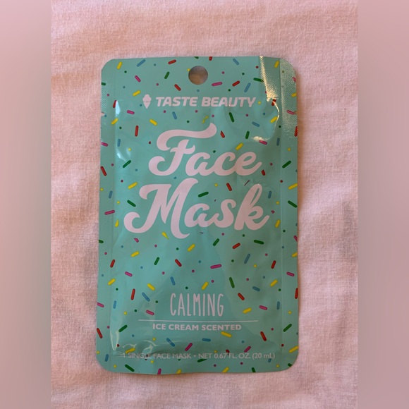 NIB - Bundle of 7 Masks ( 4 Face Masks + 1 Hand Mask + 1 Eye Mask) - Picture 10 of 15